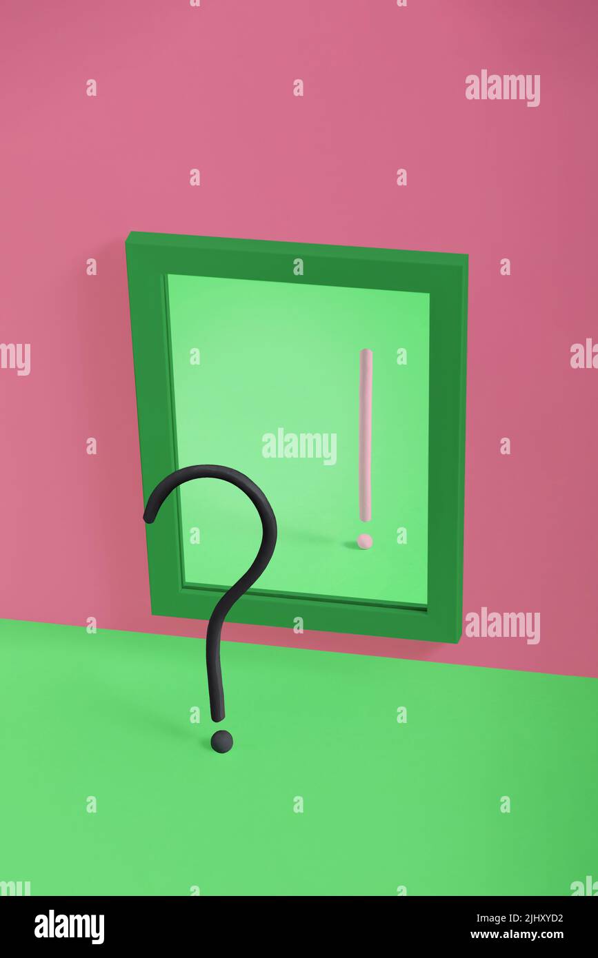 Schwarzes Fragezeichen und rosa Ausrufezeichen im Spiegel auf rosa und grünem Hintergrund. Abstraktes Minimalkonzept. Die Idee einer optimistischen Sicht. Stockfoto