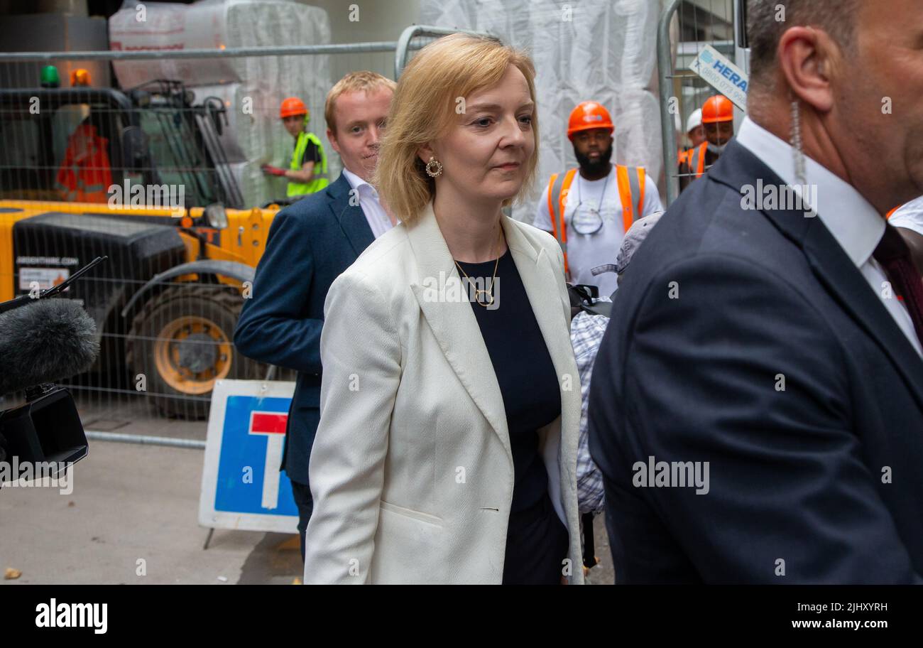 London, England, Großbritannien. 21.. Juli 2022. Die Kandidatin für die Führung der Außenminister und der Konservativen Partei LIZ TRUSS wird nach einem Husting gesehen, wie sie den Verband der lokalen Regierung verlässt. (Bild: © Tayfun Salci/ZUMA Press Wire) Stockfoto