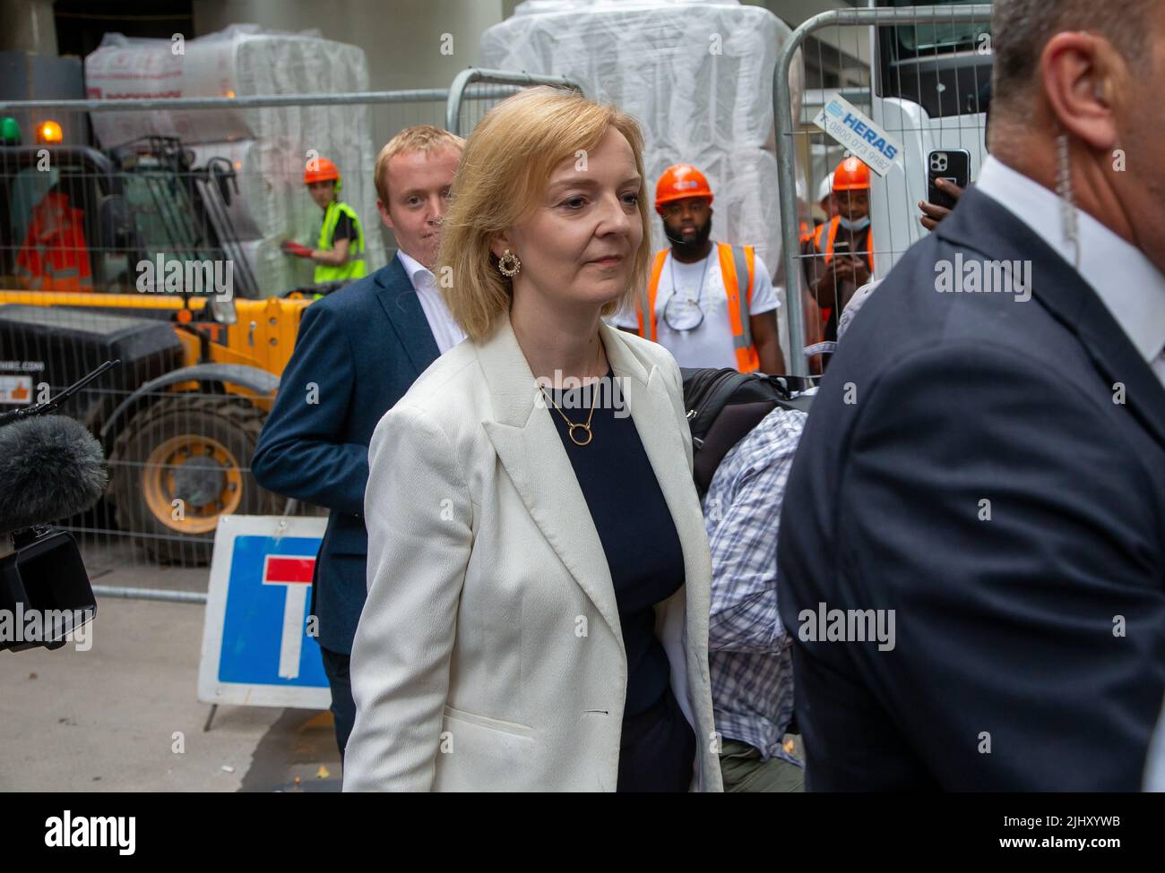 London, England, Großbritannien. 21.. Juli 2022. Die Kandidatin für die Führung der Außenminister und der Konservativen Partei LIZ TRUSS wird nach einem Husting gesehen, wie sie den Verband der lokalen Regierung verlässt. (Bild: © Tayfun Salci/ZUMA Press Wire) Stockfoto