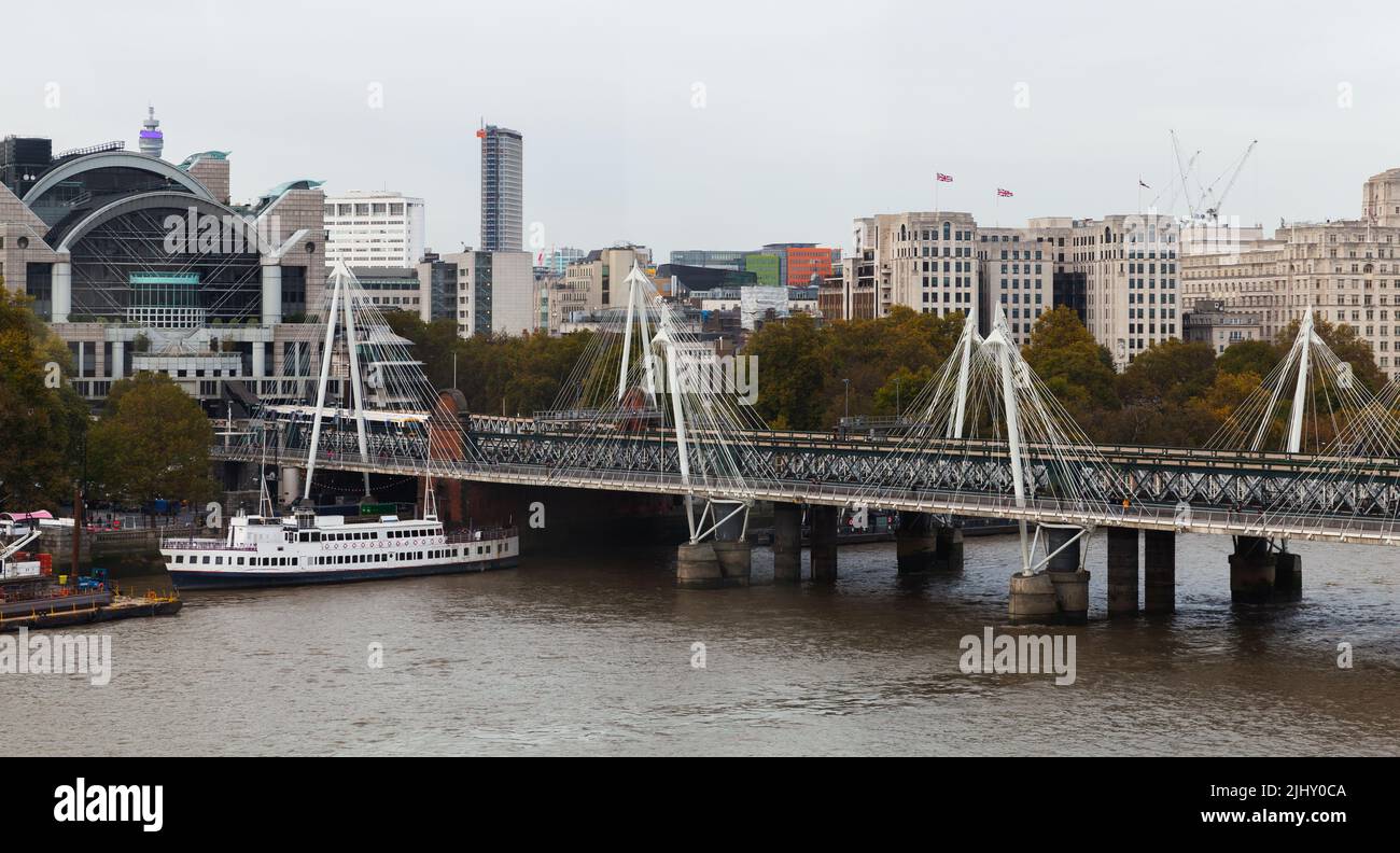 Hungerford Bridge und Golden Jubilee Bridges über der Themse, London, Großbritannien Stockfoto