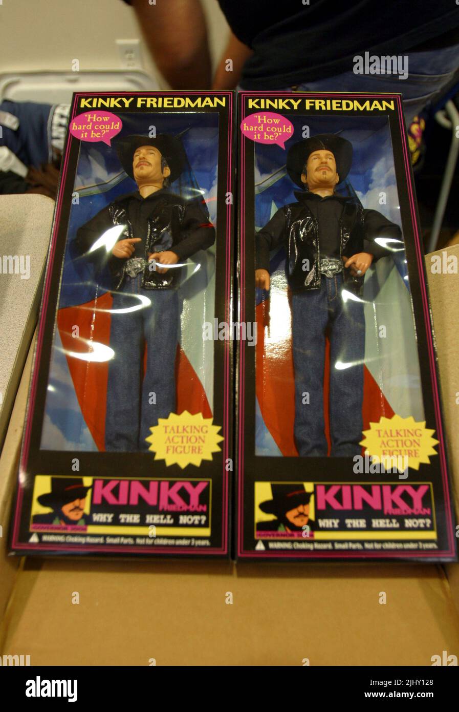 Ein Paar Kinky Friedman Talking Action Figuren werden am Donnerstag, den 2. November 2006, bei einer Veranstaltung der Friedman Gubernatorial Kampagne in der Smith Entrepreneur Hall auf dem Campus der Texas Christian University in Fort Worth, Tarrant County, TX, USA, zum Verkauf angeboten. Friedman, 62, ist ein Sänger, Songwriter, Autor und Humorist, der einer von zwei unabhängigen Gouverneurskandidaten ist, die hoffen, den Sitz des amtierenden republikanischen Gouverneurs zu entsetzen. Rick Perry wird der erste unabhängige Gouverneur des Lonestar State seit Sam Houston im Jahr 1859. (APEX MediaWire Foto von Timothy J. Jones) Stockfoto