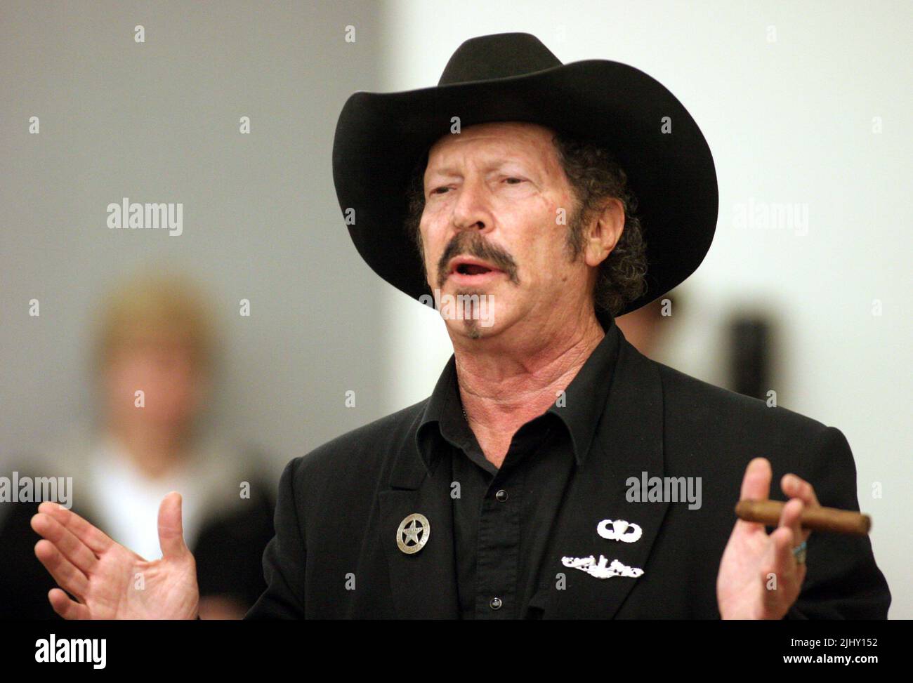 Kinky Friedman setzt sich am Donnerstag, den 2. November 2006, für den Gouverneur von Texas in der Smith Entrepreneur Hall auf dem Campus der Texas Christian University in Fort Worth, Tarrant County, TX, USA, ein. Friedman, 62, ist ein Sänger, Songwriter, Autor und Humorist, der einer von zwei unabhängigen Gouverneurskandidaten ist, die hoffen, den Sitz des amtierenden republikanischen Gouverneurs zu entsetzen. Rick Perry wird der erste unabhängige Gouverneur des Lonestar State seit Sam Houston im Jahr 1859. (APEX MediaWire Foto von Timothy J. Jones) Stockfoto