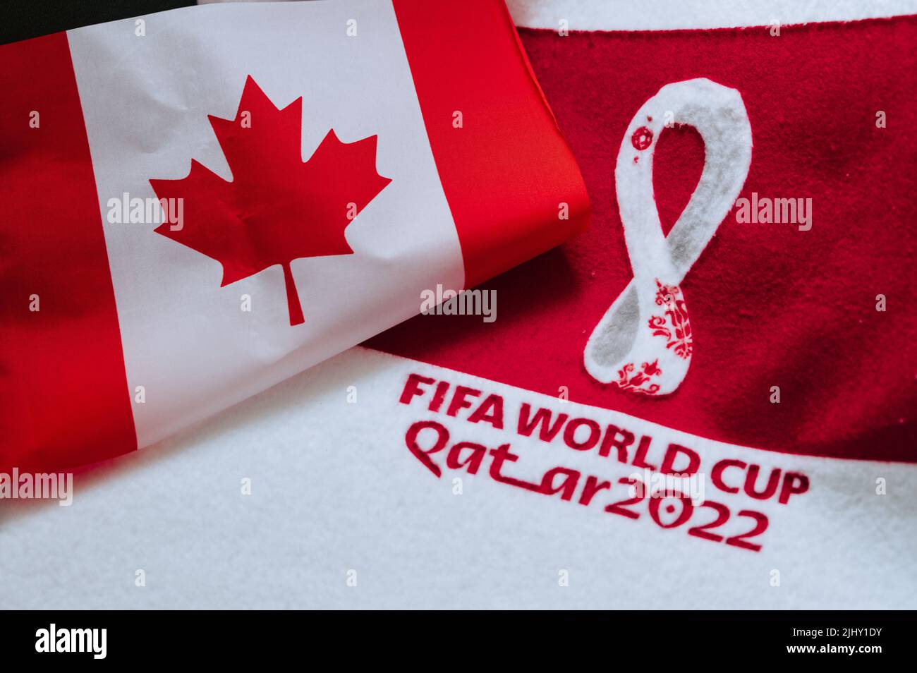 KATAR, DOHA, 18. JULI 2022: Kanada Nationalflagge und Logo der FIFA Fußball-Weltmeisterschaft in Katar 2022 auf rotem Teppich. Fußballsport Hintergrund, bearbeiten Raum. Katar 22 Stockfoto