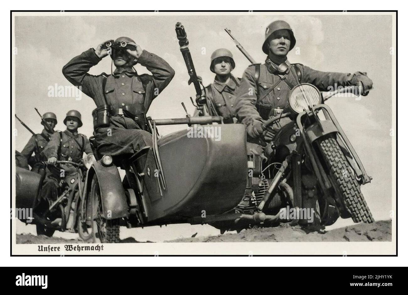 WW2 Nazi-Deutschland-Propaganda Postkarte der Wehrmachtstruppen auf BMW-Motorrädern auf dem Schlachtfeld, fertig. Mit dem Titel „UNSERE WEHRMACHT“ 1940s Nazi-Gemany Stockfoto