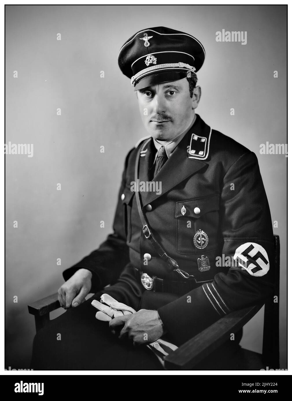 Emil Maurice (19. Januar 1897 – 6. Februar 1972) war ein frühes Mitglied der nationalsozialistischen deutschen Arbeiterpartei (NSDAP) und ein Gründungsmitglied der Schutzstaffel (SS). Er war Hitlers erster persönlicher Chauffeur und einer der wenigen Personen gemischter jüdischer und ethnischer deutscher Abstammung, der in der SS diente und 1935 von Adolf Hitler zum Ehrenarischen ernannt wurde. Stockfoto