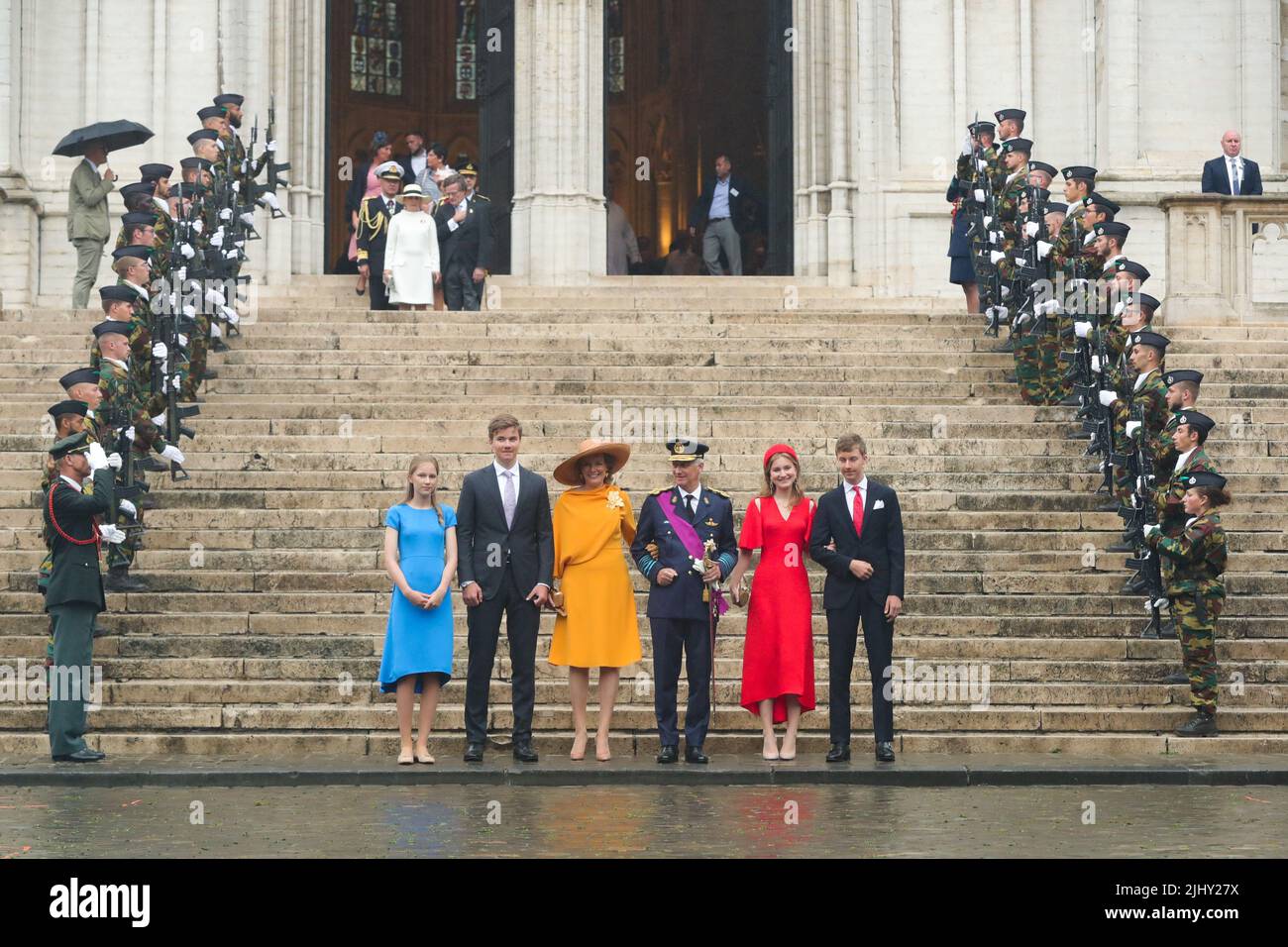 Brüssel, Belgien. 21.. Juli 2022. König Philippe (3. R), Königin Mathilde (3. L), Prinzessin Elisabeth (2. R), Prinz Gabriel (2. L), Prinz Emmanuel (1. R) und Prinzessin Eleonore (1. L) von Belgien nehmen am 21. Juli 2022 an einer Veranstaltung zum belgischen Nationalfeiertag in Brüssel, Belgien, Teil. Belgien feierte am 21. Juli seinen Nationalfeiertag. Quelle: Zheng Huansong/Xinhua/Alamy Live News Stockfoto