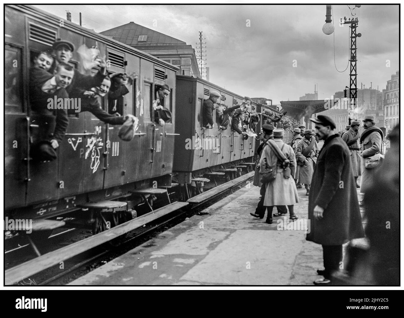 WW1 Junge tapfere patriotische Franzosen, die 1918 mit einer Eisenbahn zur Kampffront, dem Gare de l'Est Paris France, abfahren. Weltkrieg 1 Erster Weltkrieg Der Große Krieg Stockfoto
