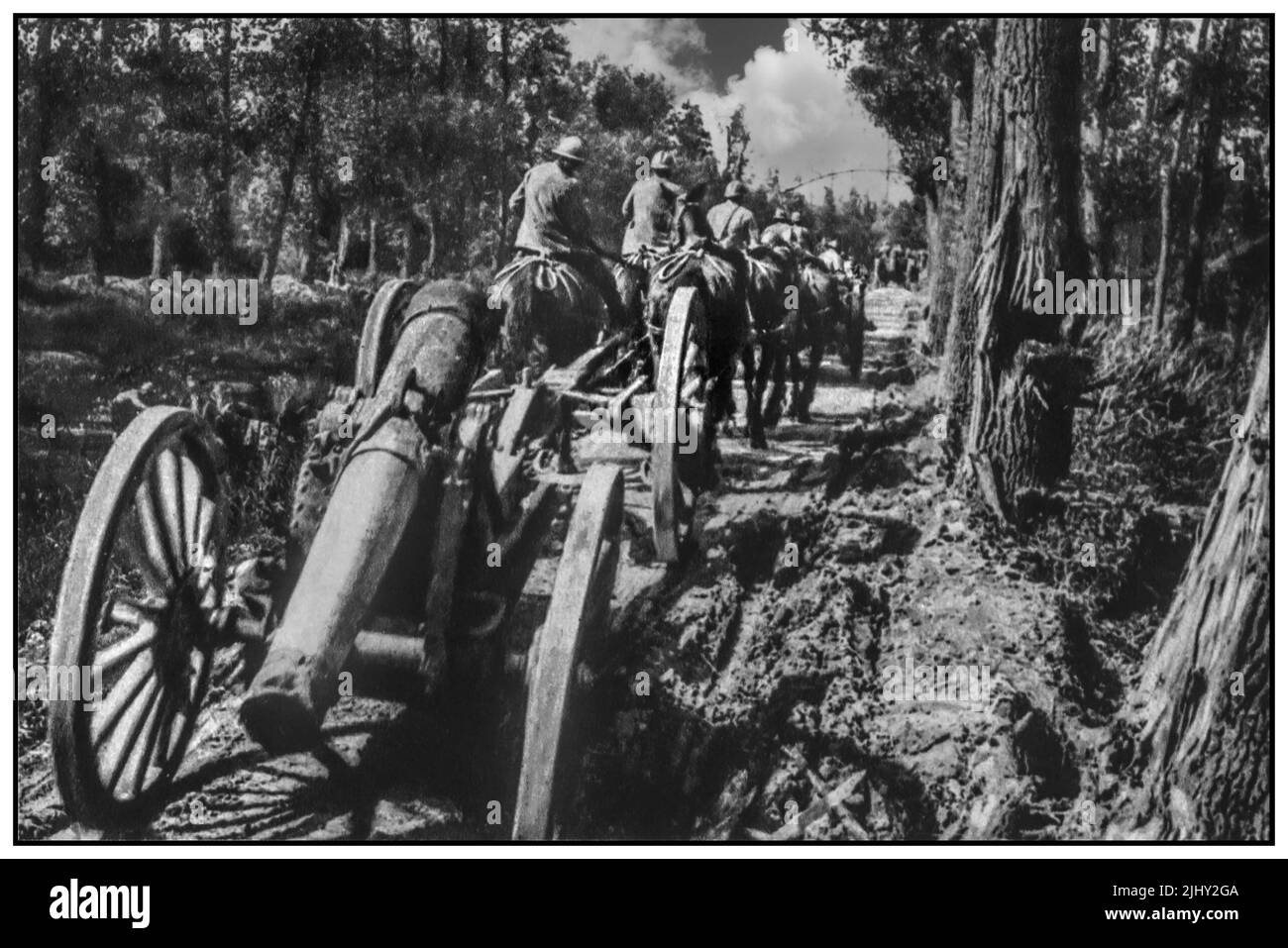 WW1 die Schlacht um das Somme-Pferd zog Feildkanone Artillerie zwischen Echisier und Frize. Französische 15,5-cm-Batterie mit Feldgewehr, die auf der Straße entlang des Somme-Kanals vorrückt (10. Juli 1917). Erster Weltkrieg Der Große Krieg Weltkrieg 1 Frankreich Die Somme Stockfoto