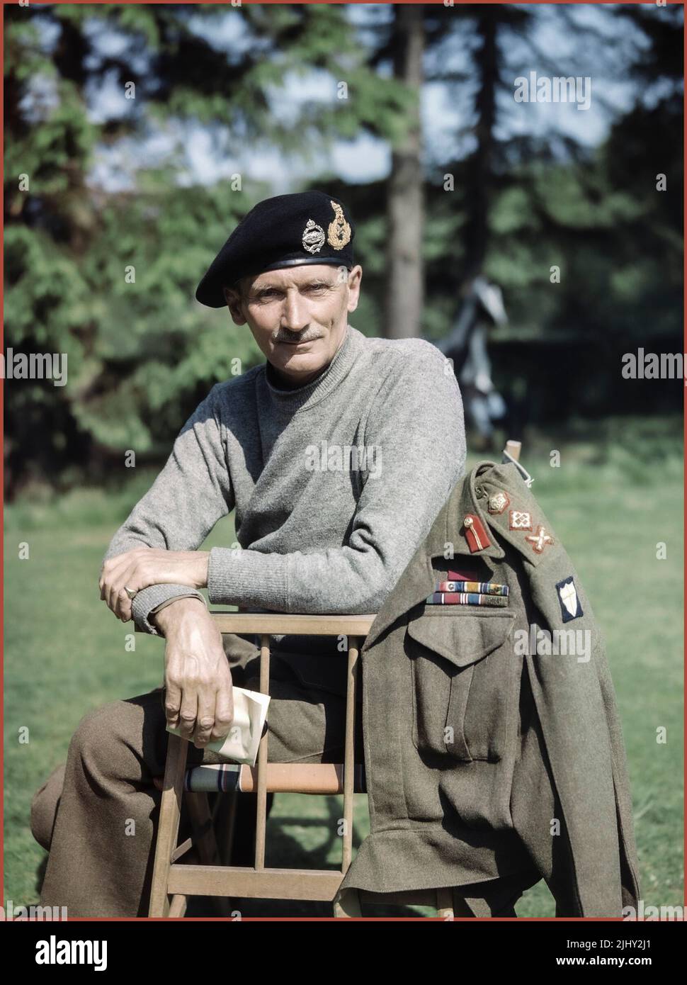 MONTGOMERY PORTRAIT UNIFORM WW2 Portrait des britischen Oberbefehlshabers der 8. Armee, General Sir Bernard Montgomery, mit seinem 'Kampfpullover' und Panzerberette, in Großbritannien, 1943. Zweiter Weltkrieg Stockfoto