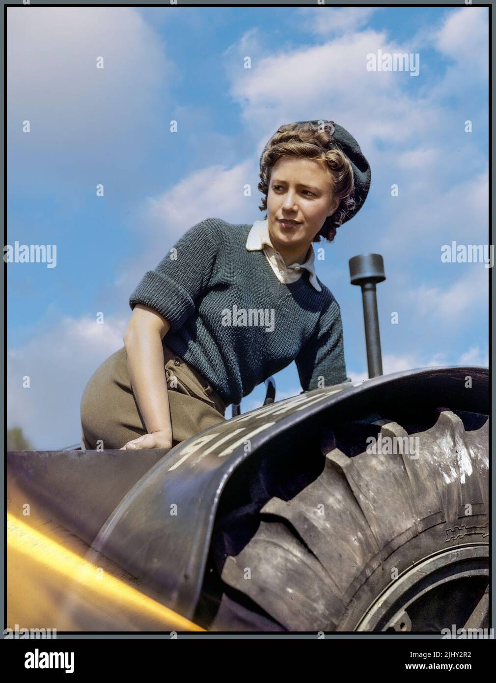 WW2 Doreen Bacchus, Mädchen der Landarmee, im Trainingslager des Women's Timber Corps in Culford in Suffolk. Propagandabild der landwirtschaftlichen Nahrungsmittelproduktion über Land Army (WLA) während WW2 1940 Mädchen der Womens Land Army auf einem Traktor. Großbritannien britischer Weltkrieg II. Weltkrieg Stockfoto