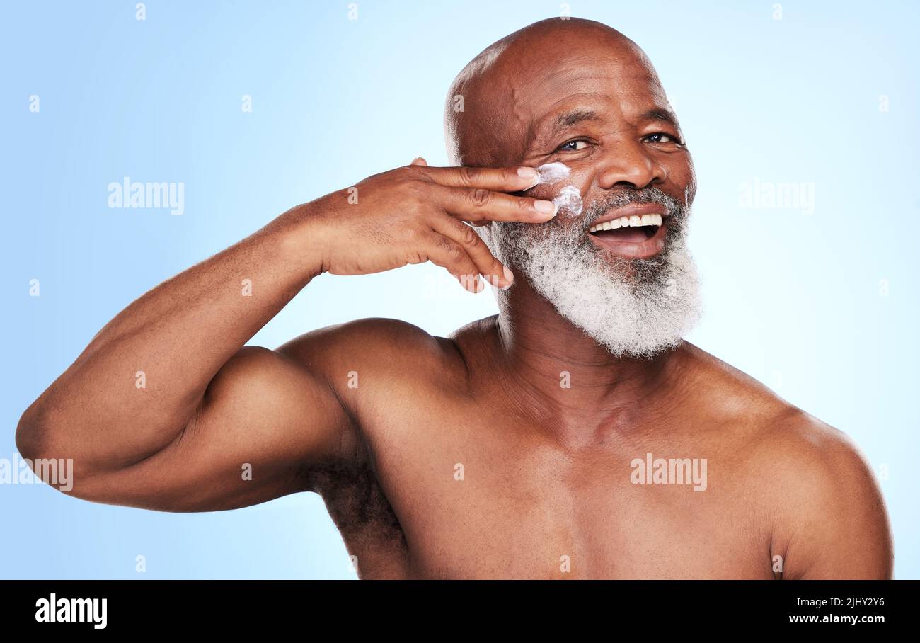 Ich werde die Falten nicht gewinnen lassen. Beschnittenes Porträt eines hübschen reifen Mannes, der im Studio vor blauem Hintergrund posiert. Stockfoto