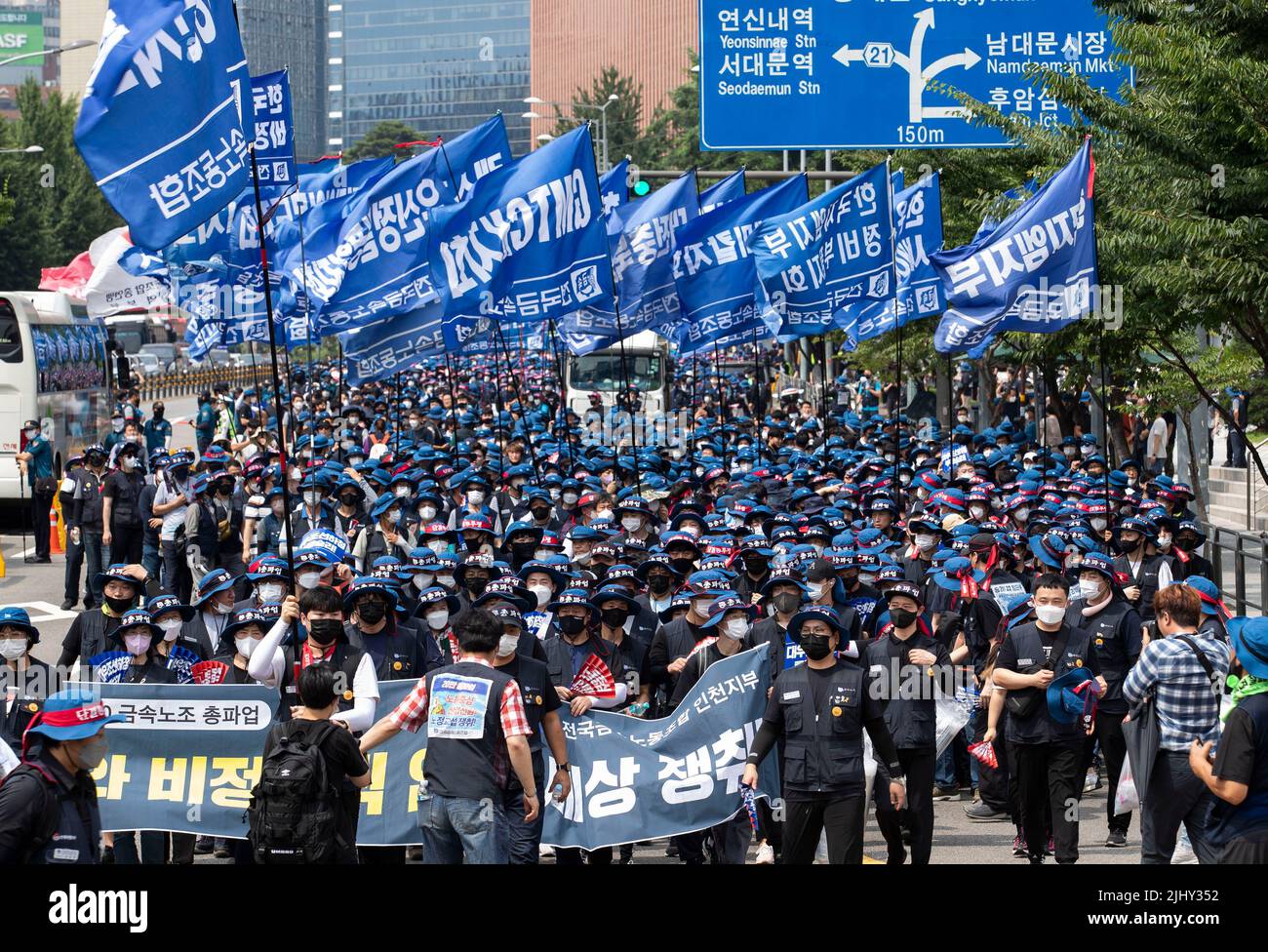 Seoul, Südkorea. 20.. Juli 2022. Etwa zehntausend Mitglieder der koreanischen Metallarbeitergewerkschaft nehmen am 20. Juli 2022 mit einem Shout-Slogan an einem marsch gegen die südkoreanische Regierungsarbeit in der Innenstadt von Seoul, Südkorea, Teil. Streikende Subauftragsarbeiter bei Daewoo Shipbuilding und Marine Engineering Co. (DSME) haben die Unterschiede in den Lohnverhandlungen mit dem Management verringert, was die Möglichkeit eines Abkommens zur Beendigung des wochenlangen Streiks erhöht, sagten Quellen am Mittwoch. (Foto von Lee Young-ho/Sipa USA) Quelle: SIPA USA/Alamy Live News Stockfoto