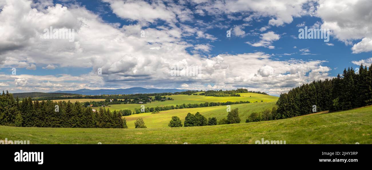 Landschaft mit Hügel, Feld und Wald, Gebirge Orlicke, Tschechien Stockfoto