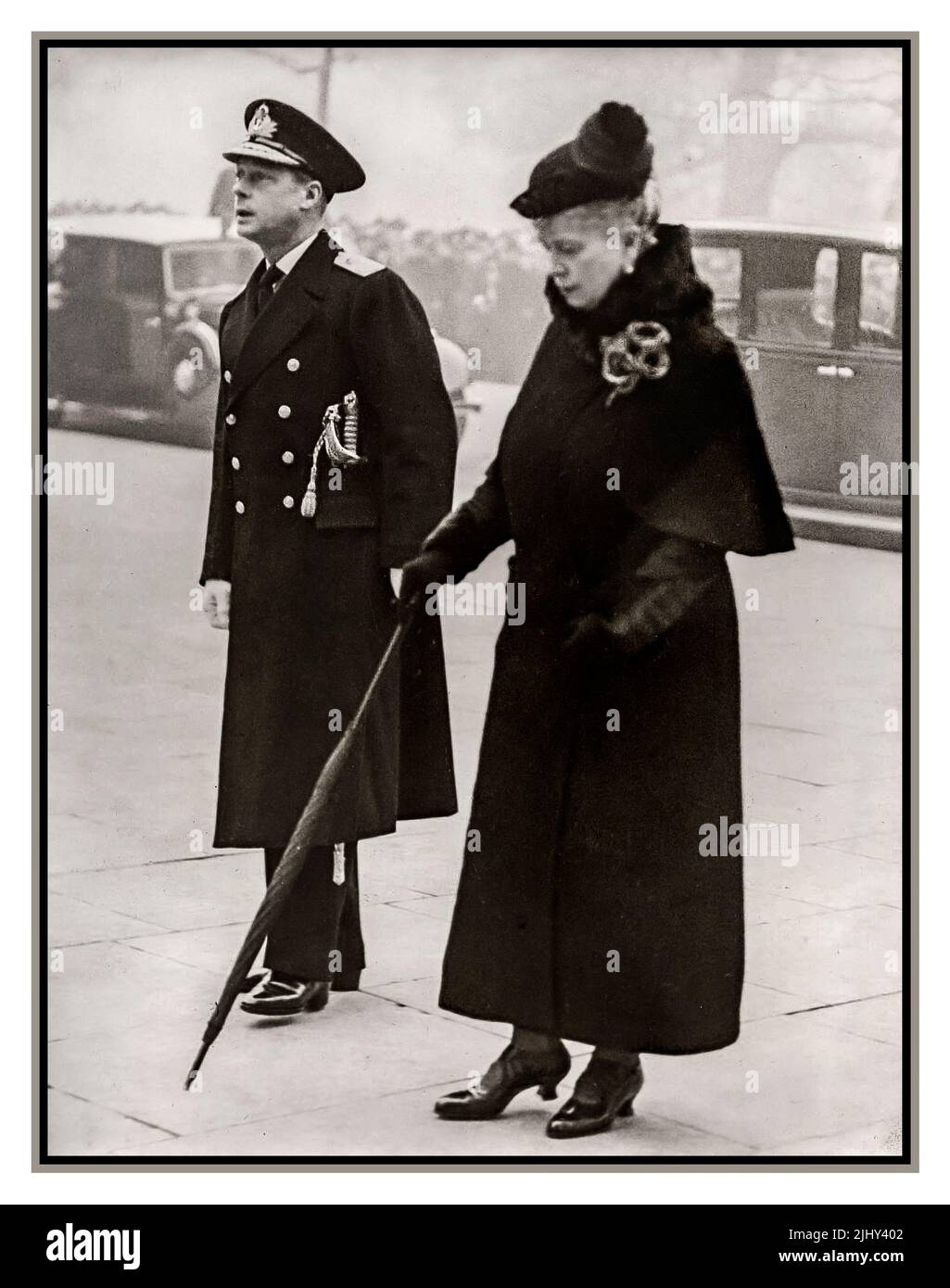 Königin Mary und König Edward VIII. (Später Herzog von Windsor) besuchen am 11. November 1936 die Gedenkfeier zum Ende des Ersten Weltkriegs in London. Die Ankunft des Königs und seiner Mutter in Whitehall zur Kranzniederlegung. Dies ist das letzte Foto des Königs in einer offiziellen Funktion. Er wird am 11. Dezember 1936 abdanken. Vom 11. November 1936 Stockfoto