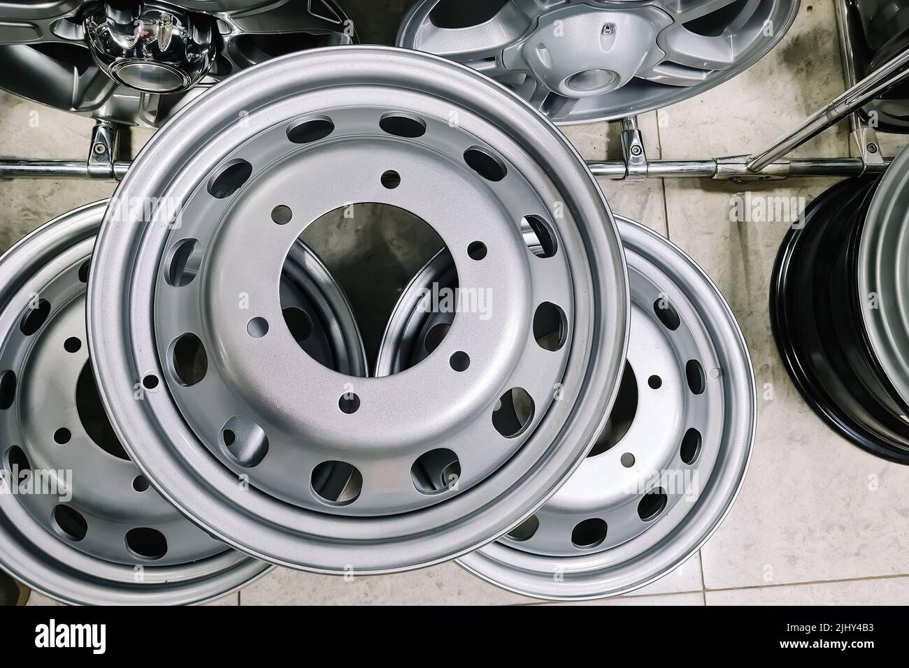 Auto-Shop Verkauf Auto Felgen. Stehen für den Verkauf von Leichtmetallfelgen. Rabatte im Autoteile-Shop. Verschiedene Radmodelle. Stockfoto