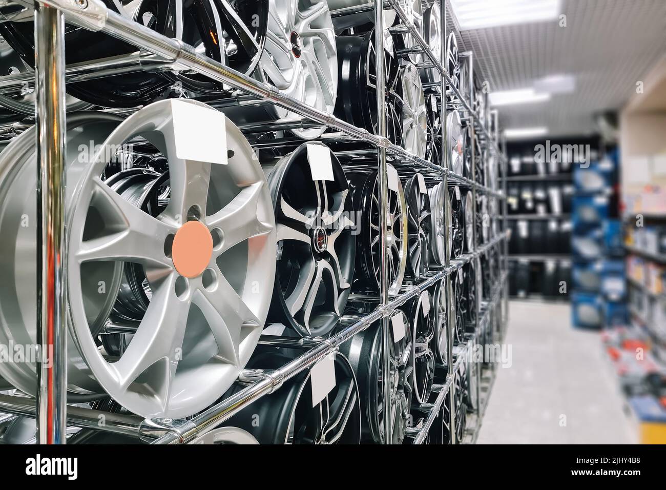 Auto-Shop Verkauf Auto Felgen. Stehen für den Verkauf von Leichtmetallfelgen. Rabatte im Autoteile-Shop. Verschiedene Radmodelle. Stockfoto