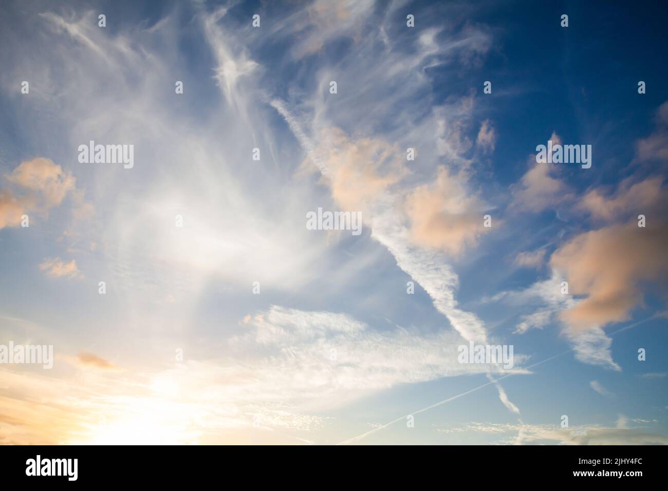 Atemberaubende Himmel Hintergrund mit Sonnenuntergang Wolken in verschiedenen Formen und Farben. Keine Menschen oder Wahrzeichen Stockfoto