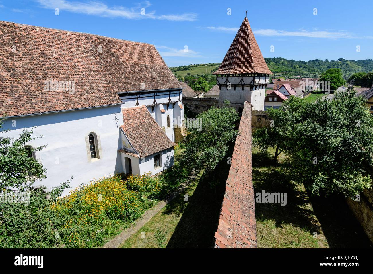 Alter Steinturm an der befestigten Kirche der Heiligen Peter und Paul (Biserica Sfintii Apostoli Petru și Pavel) im Dorf Cincosr, in der Nähe von Fagaras in Siebenbürgen Stockfoto