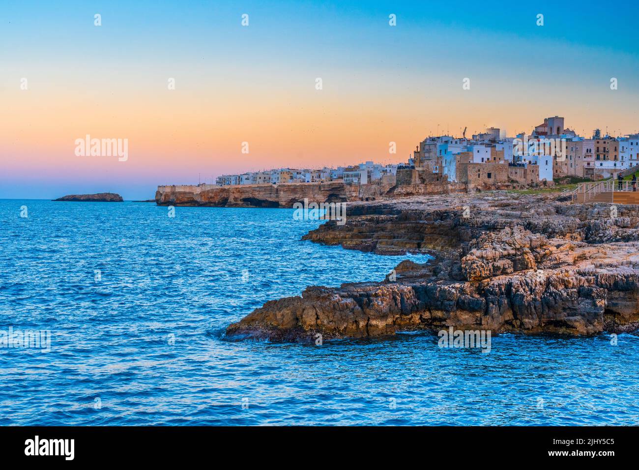 Panoramablick auf das Dorf Polignano a Mare (Apulien, Italien) Stockfoto