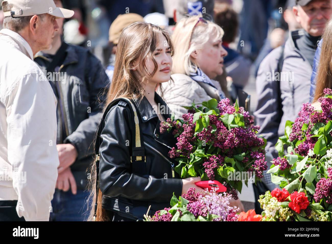 Ein junges Mädchen mit einem Strauß Flieder während der Veranstaltung. Am 9. Mai 2021 feierte die Ukraine den 76.. Jahrestag des Sieges über den Nationalsozialismus im Zweiten Weltkrieg; die Menschen ehrten die Erinnerung an die Toten, indem sie Blumen auf dem Walk of Fame im Park an das Denkmal des Unbekannten Seemanns legten. T.G. Schewtschenko. (Foto von Viacheslav Onyschtschenko / SOPA Images/Sipa USA) Stockfoto
