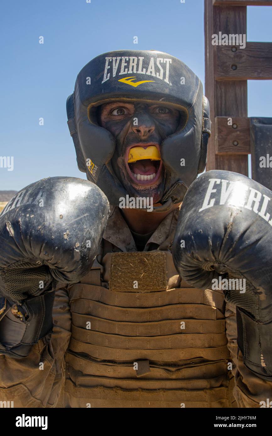 San Diego, Usa. 19.. Juli 2022. US Marine Corps rekrutiert Austin Freerksen mit Delta Company, 1. Recruit Training Bataillon bereitet sich darauf vor, sich während des Tiegels im Marine Corps Recruit Depot San Diego, 19. Juli 2022 in San Diego, Kalifornien, zu verteidigen. Der Tiegel ist ein 54-stündiges Ereignis bei der Rekrutenausbildung, das festlegt, ob der Rekrut zu einem Marine-Kämpfer wird. Kredit: LCpl. Cristian Torres/USA Marines/Alamy Live News Stockfoto