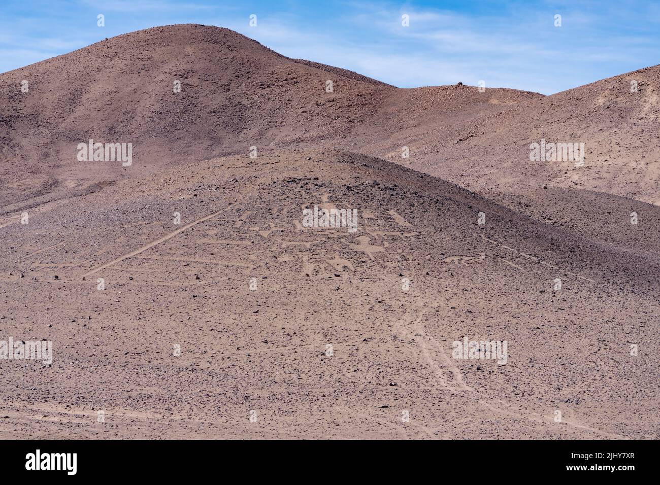 Menschliche Figuren, Tiere und geometrische Entwürfe auf der prähistorischen Geoglyph-Stätte Calartoco in der Atacama-Wüste in Chile. Stockfoto