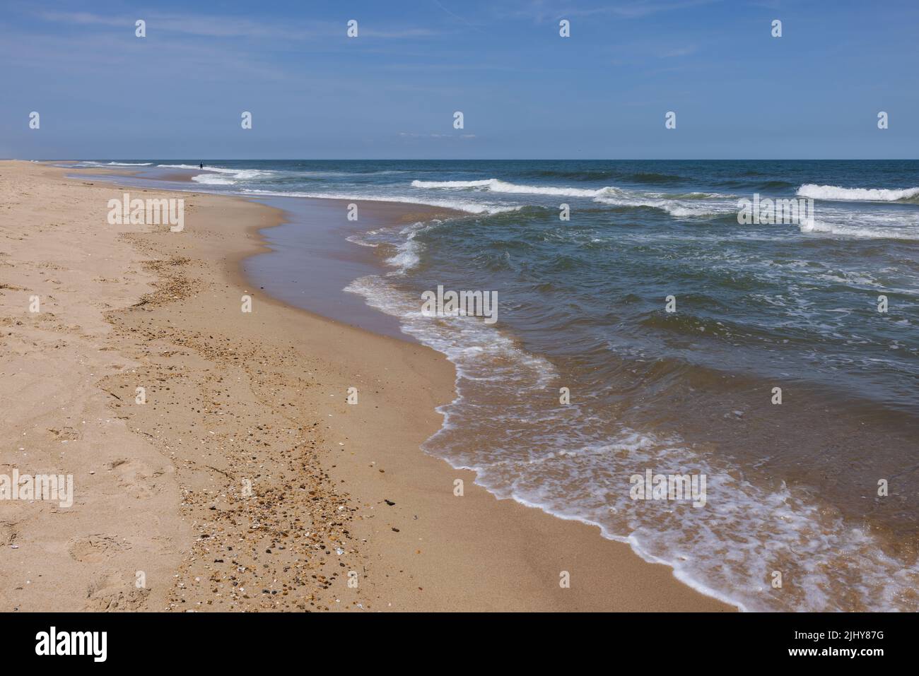 Wellen schlagen gegen den Strand im Delaware Seashore State Park in der Nähe von Dewey Beach und Rehoboth Beach, Delaware Stockfoto