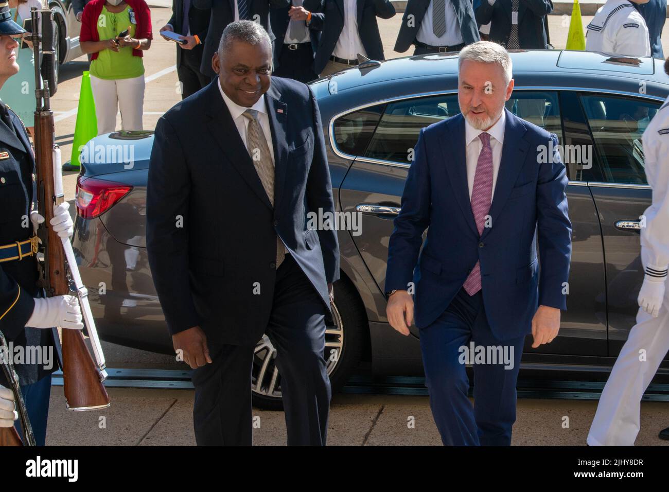 Arlington, Vereinigte Staaten von Amerika. 14. Juli 2022. US-Verteidigungsminister Lloyd J. Austin III, links, begleitet den italienischen Verteidigungsminister Lorenzo Guerini bei seiner Ankunft im Pentagon am 14. Juli 2022 in Arlington, Virginia. Kredit: MC2 James K Lee/DOD/Alamy Live Nachrichten Stockfoto