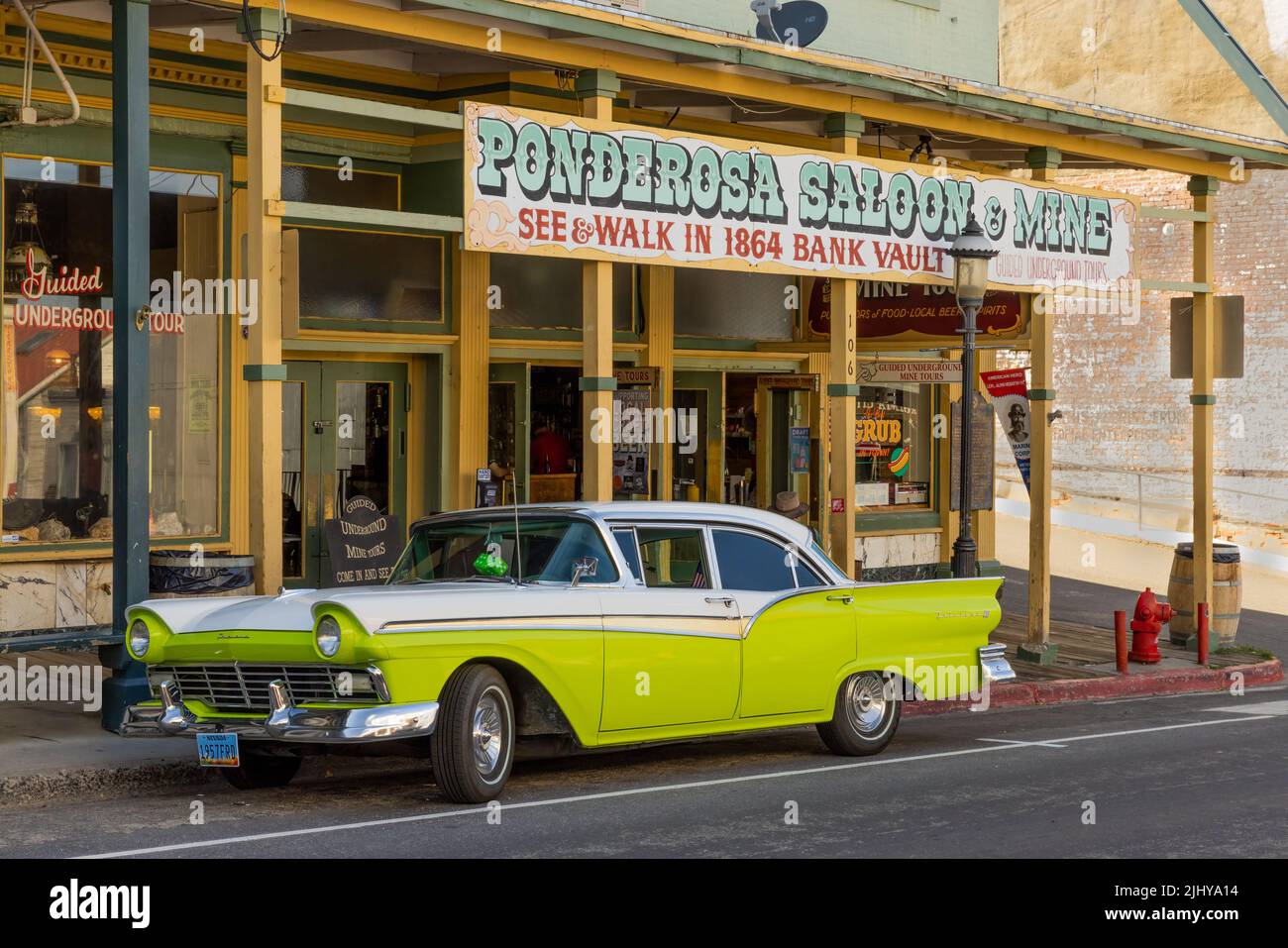 Antiker Ford Fairlane vor dem Ponderosa Saloon, Virginia City, Nevada Stockfoto