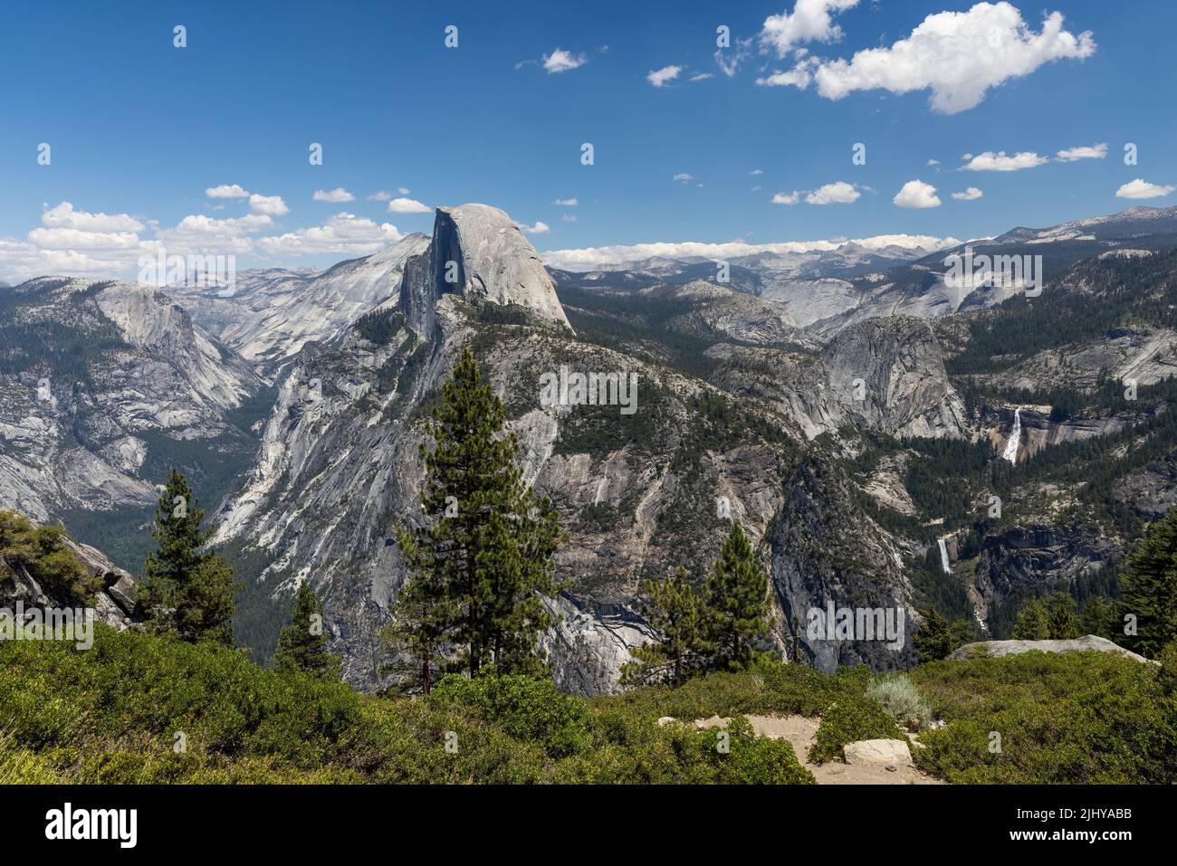 Half Dome, Nevada Fall und Vernal Fall vom Glacier Point, Yosemite National Park, Kalifornien Stockfoto