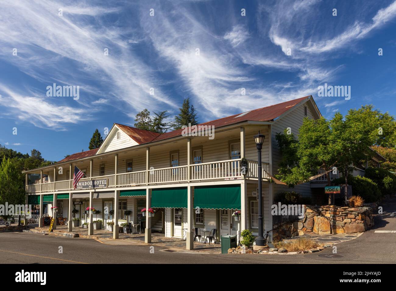 Spektakulärer Himmel über dem Amador Hotel am Highway 49 im Gold Rush Country, Amador City, Kalifornien Stockfoto