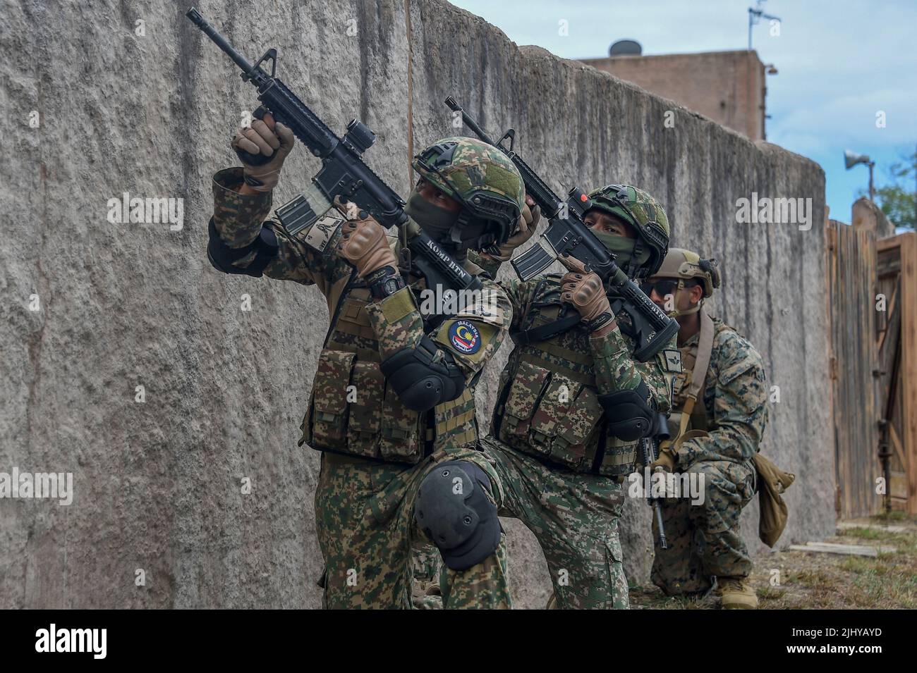 Waimanalo, Usa. 18. Juli 2022. Malaysische Soldaten der Armee und eine US-Marine bieten während einer simulierten Übung zur städtischen Geländekriegsführung während der Übungen zum Rand des Pazifiks am 18. Juli 2022 in der Bellows Air Force Station, Hawaii, Schutz. Kredit: MCS Leon Vonguyen/USA Navy/Alamy Live News Stockfoto