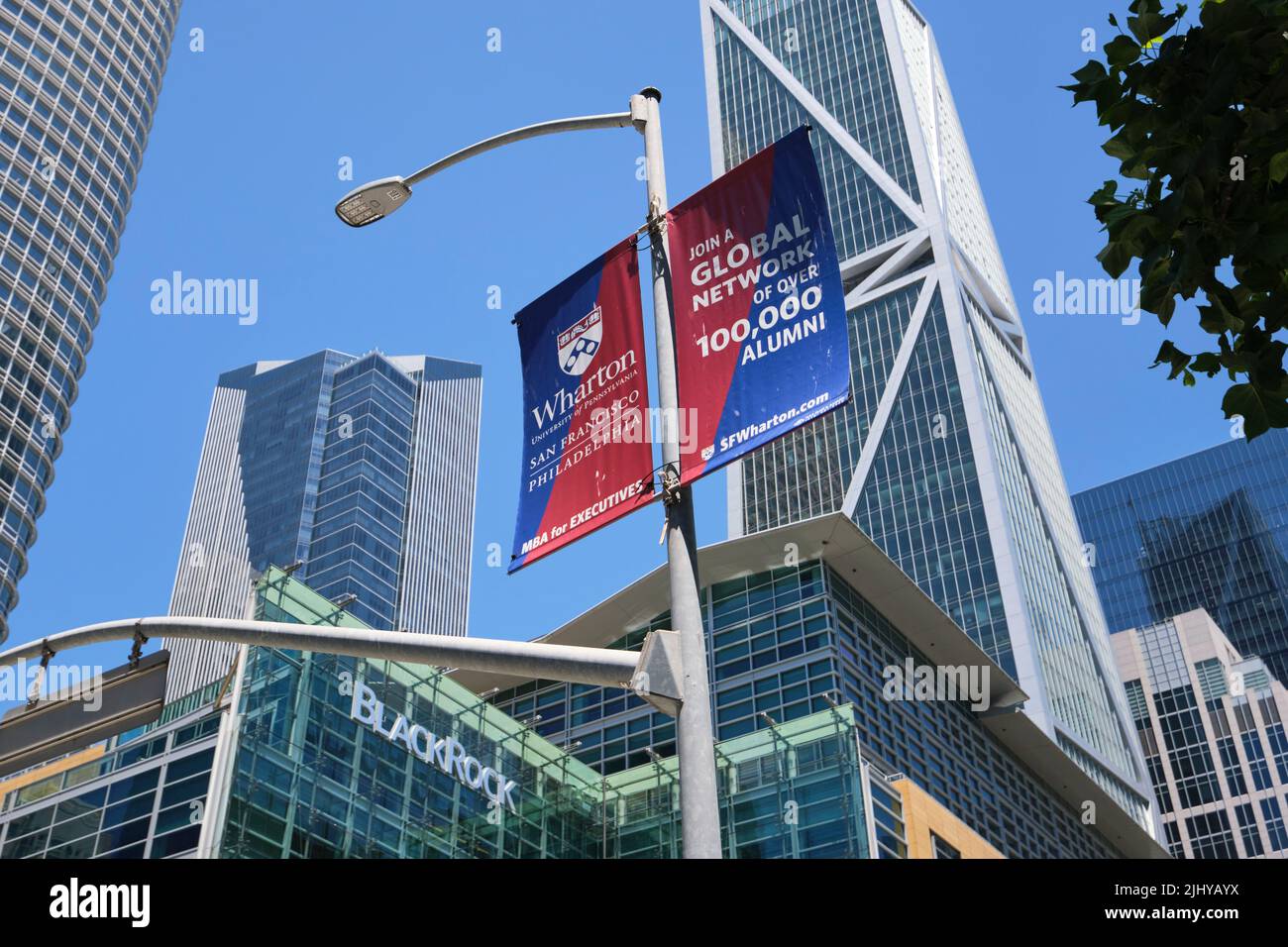 Lichtmast-Banner, Schilder Werbung für die Wharton School MBA-Studium, Studium. Im Missionsgebiet von San Francisco, Kalifornien. Stockfoto