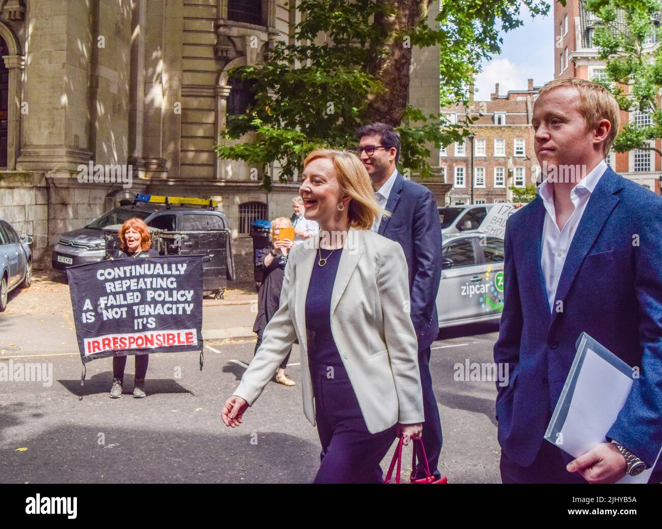 London, Großbritannien. 21.. Juli 2022. Liz Truss, Kandidatin der konservativen Partei und Außenministerin, kommt an einer Protestierenden vorbei, die ein Anti-Dachs-Keulungs-Transparent hält, als sie zu einer Hustings-Veranstaltung im Transporthaus ankommt. Kredit: SOPA Images Limited/Alamy Live Nachrichten Stockfoto