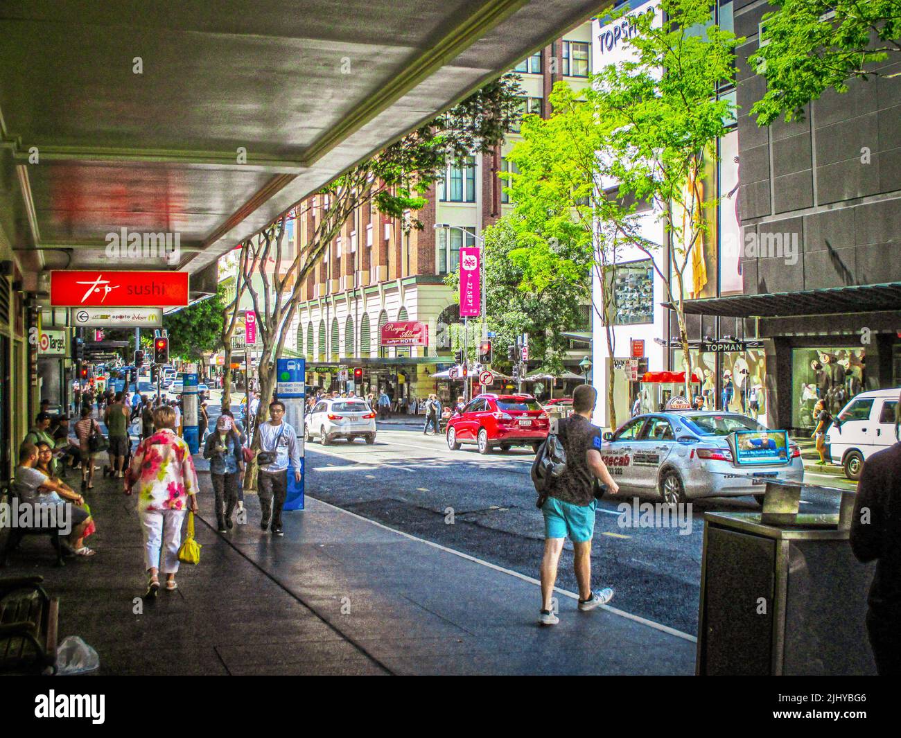 08-14 2014 Brisbane Australien belebte, farbenfrohe Straßen in der Innenstadt von CBD mit Menschen, die auf Gehwegen spazieren Stockfoto