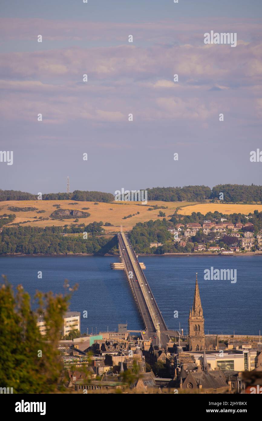 Dundee, Großbritannien. Juni 2022. Blick auf die Tay Rail Bridge vom Dundee Law, Law Hill im Sommer mit dem Fluss Tay und Fife im Hintergrund. Stockfoto