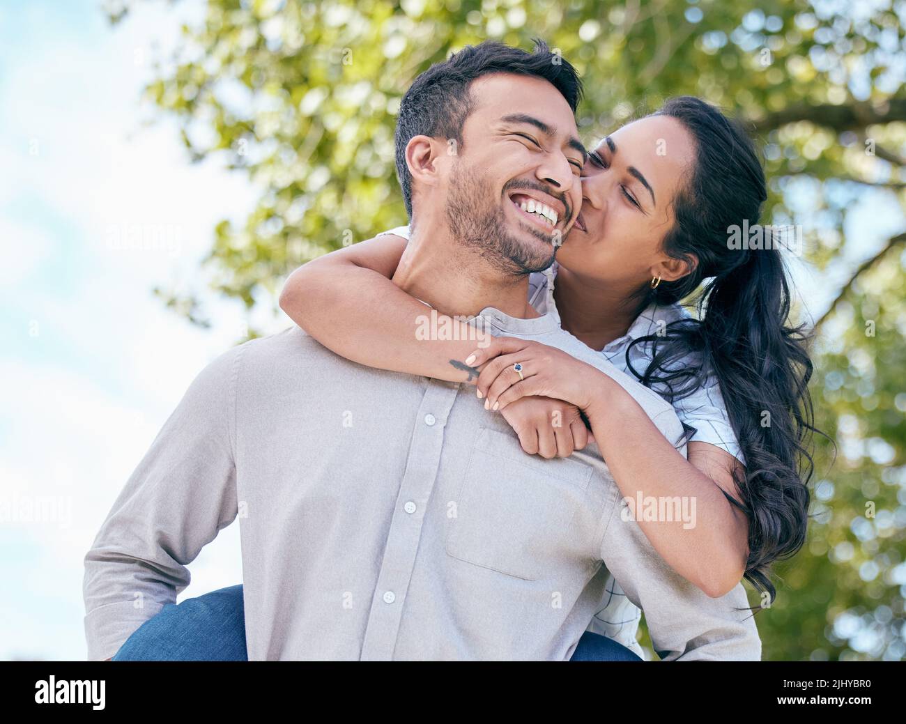 Ich bin gesegnet, dich in meinem Leben zu haben. Ein junges Paar verbringt Zeit zusammen im Freien. Stockfoto