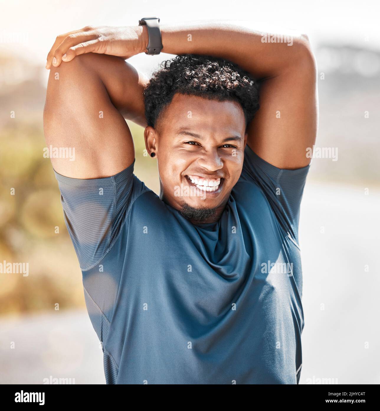 Der Erfolg kommt in der Regel bei denen, die danach suchen. Ein sportlicher junger Mann, der sich vor einem Lauf im Freien dehnt. Stockfoto