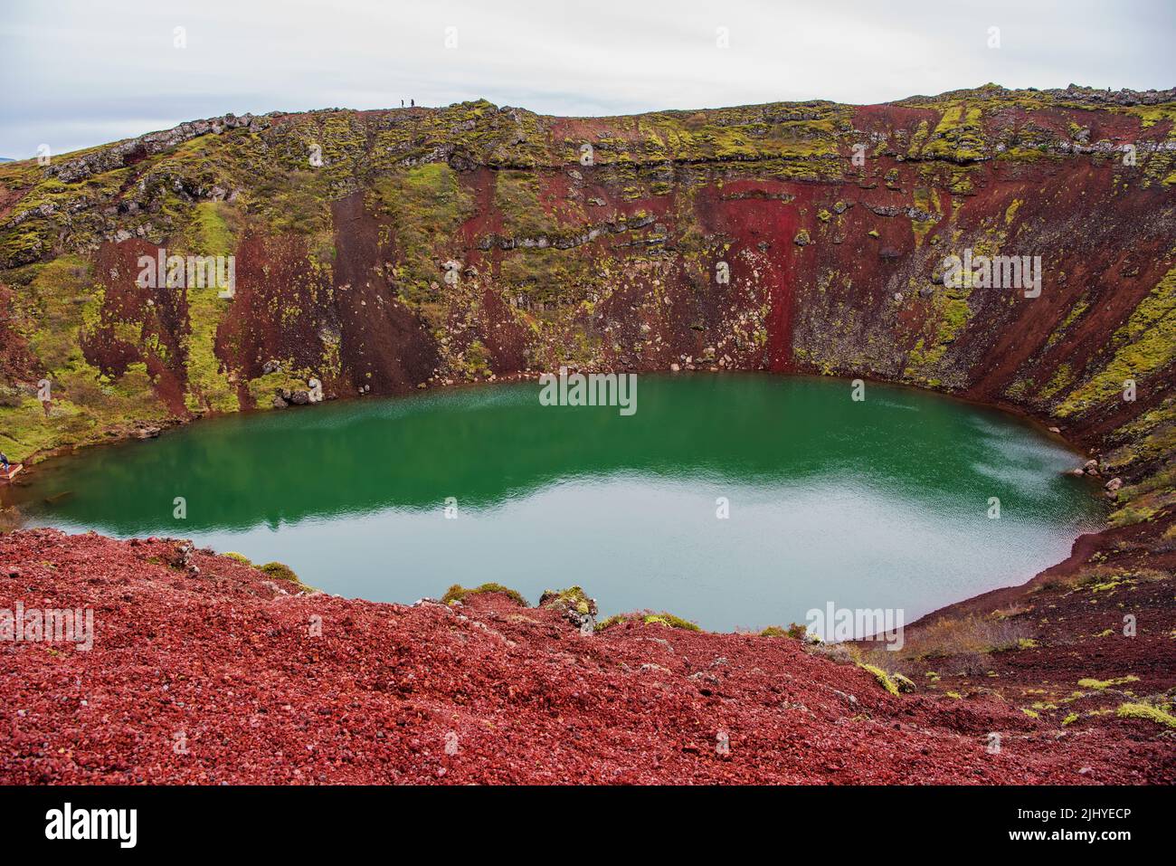 Kerið, auch bekannt als Kerith oder Kerid, ist ein vulkanischer Kratersee in der Grímsnes-Region in Südisland, entlang des Goldenen Kreises. Stockfoto