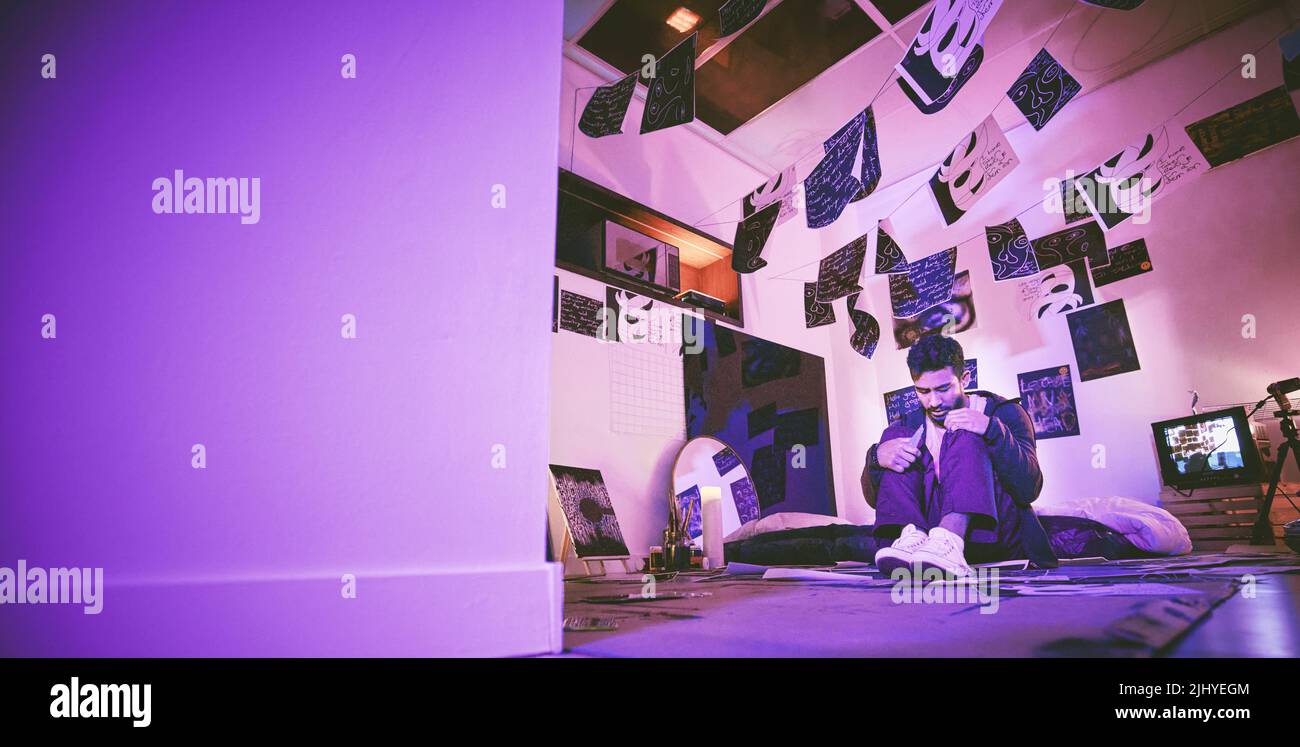 Asiatischer Mann mit geistiger Störung, der nachts allein sitzt und sich paranoid fühlt. Mischling Mann psychisch krank, Gefühl deprimiert in seinem Schlafzimmer. Arbeitslos Stockfoto