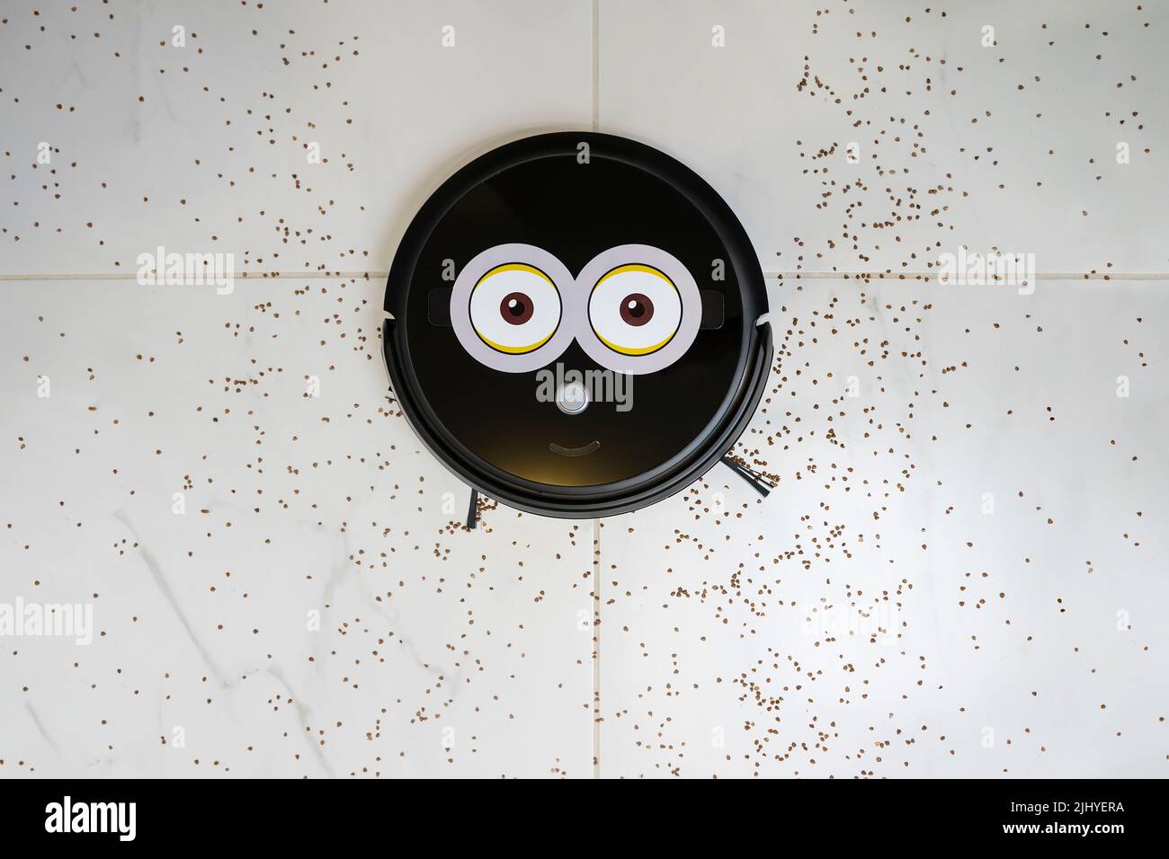 Roboter-Staubsauger auf Laminat weiß gefliesten Boden intelligente Reinigungstechnologie. Müll auf der weiß gefliesten. Draufsicht Stockfoto