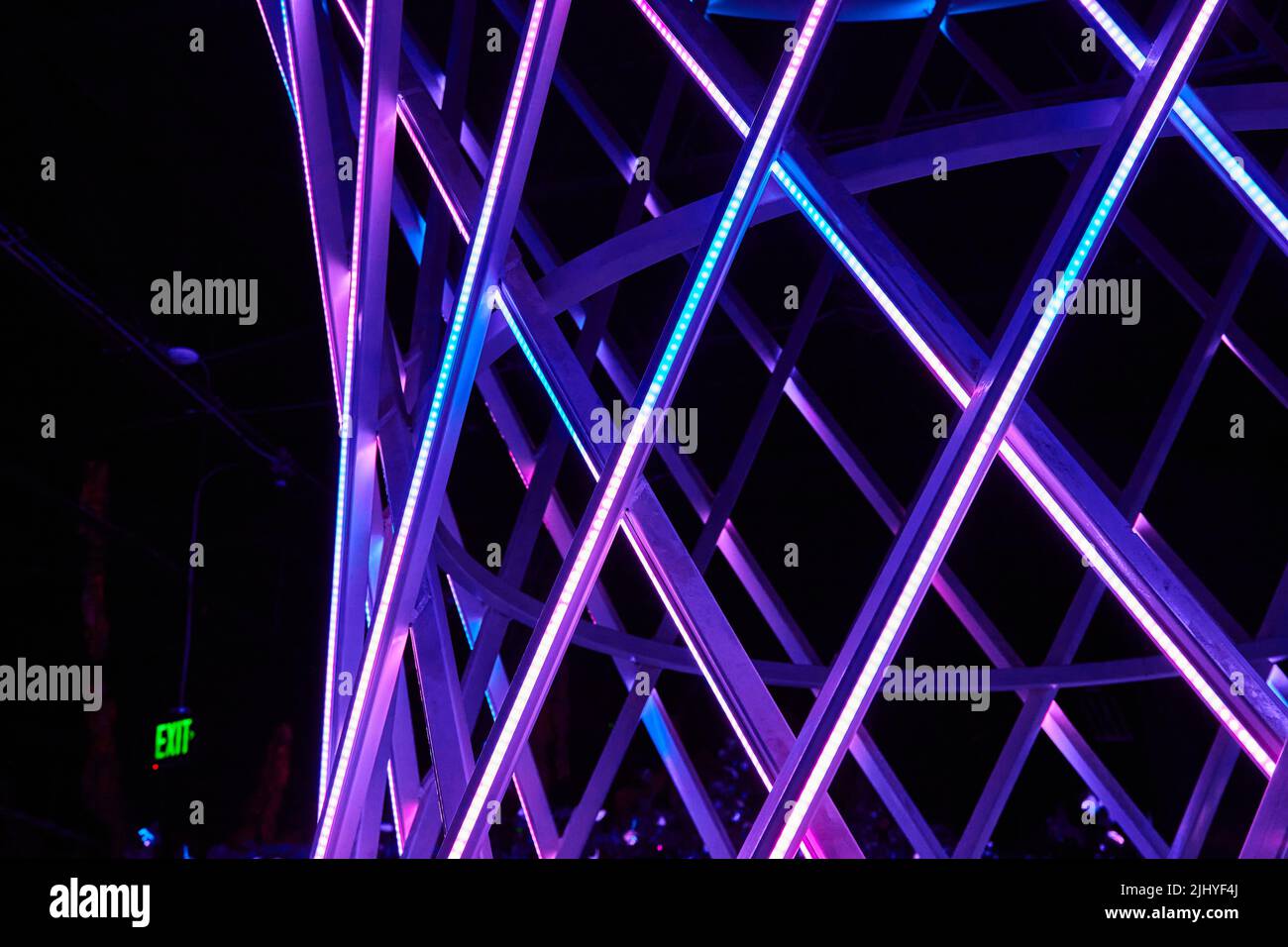Blaue und violette LED-Leuchten am Trichter der Kunstanzeige Stockfoto