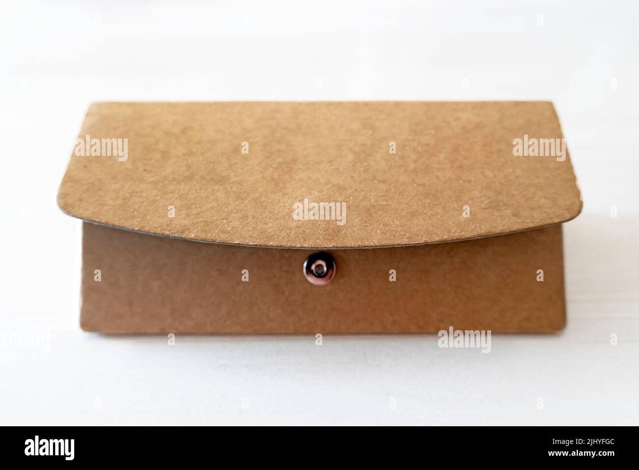 Leere Box aus umweltfreundlichen Materialien ist auf weißem Hintergrund isoliert. Stockfoto
