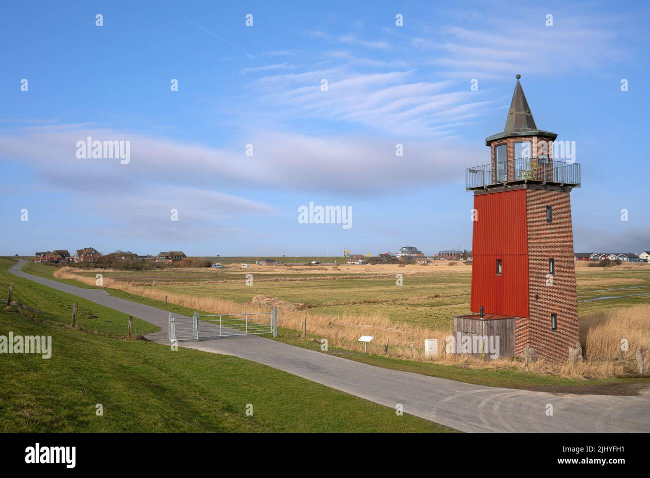 Panoramabild des Dagebuell-Leuchtturms gegen den Himmel, Nordfriesland, Deutschland Stockfoto