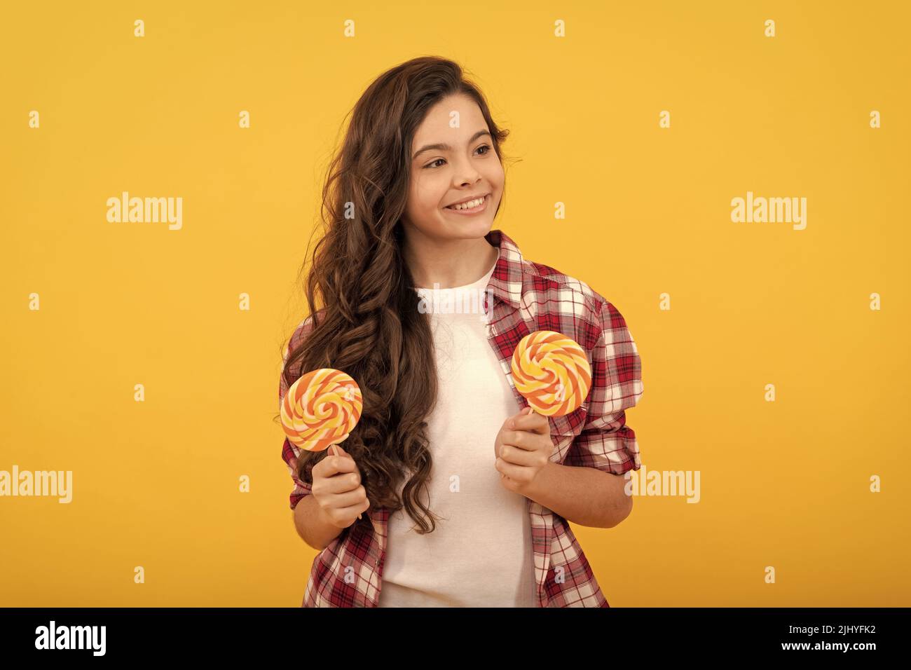 Teen Zahnpflege. Süßer Zahn. Lecker. Glückliches Mädchen halten Lollipop. lollipop Kind. Stockfoto Teen Zahnpflege. Süßer Zahn. Lecker. Glückliches Mädchen halten Lollipop. lollipop Kind. Stockfoto