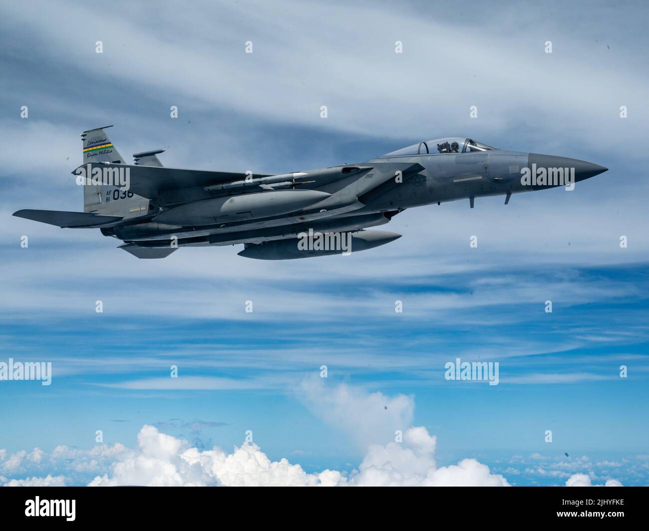 Ein F-15 Eagle-Kampfjet der US-Luftwaffe mit dem 159.-Kampfflügel nähert sich einem Stratotanker-Flugzeug der KC-135R an, das am 10. Juli 2022 über dem Golf von Mexiko betankt werden soll. Stockfoto