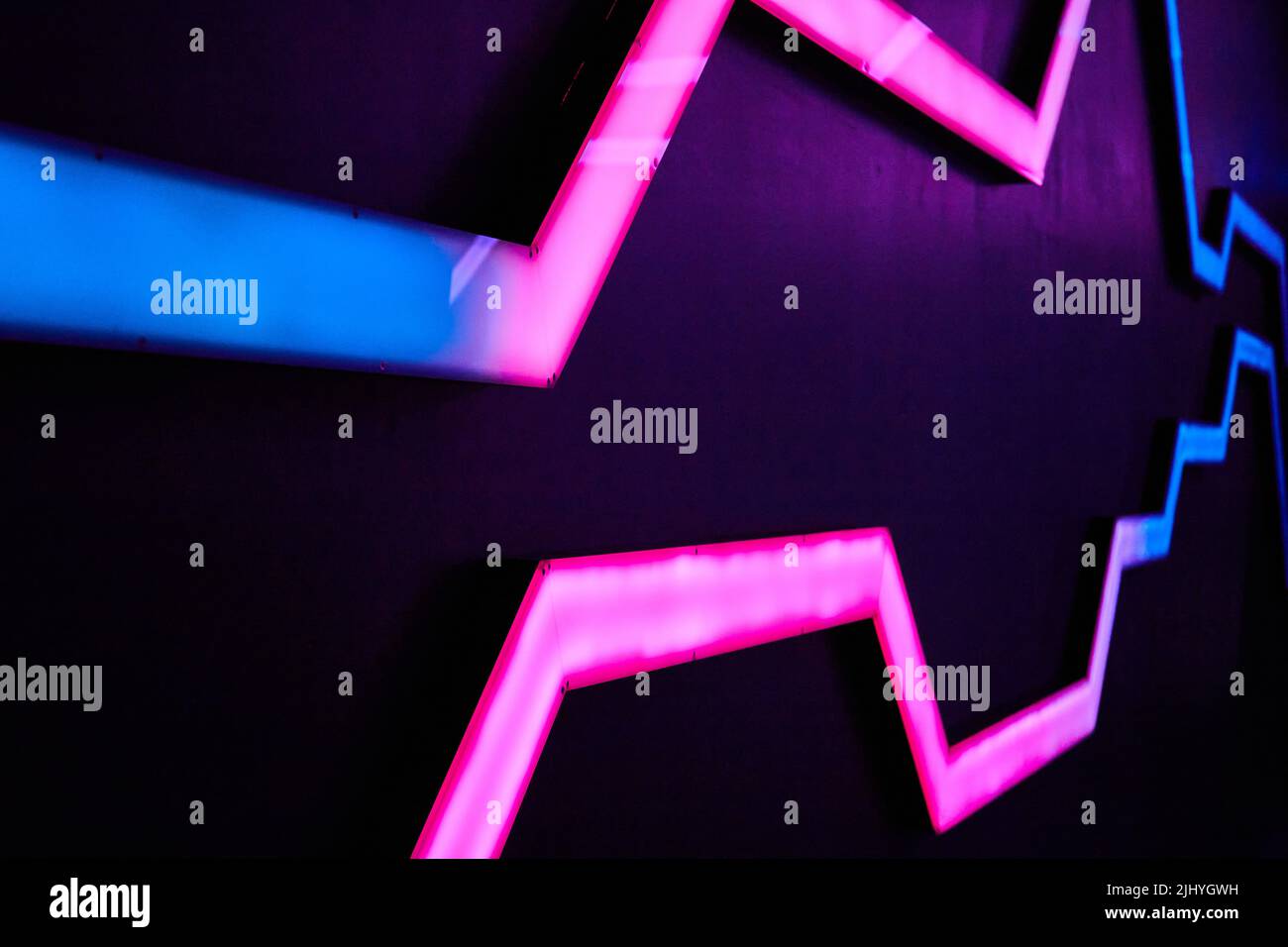 Abstrakte neonblaue und rosa Lichter an den Wänden Stockfoto