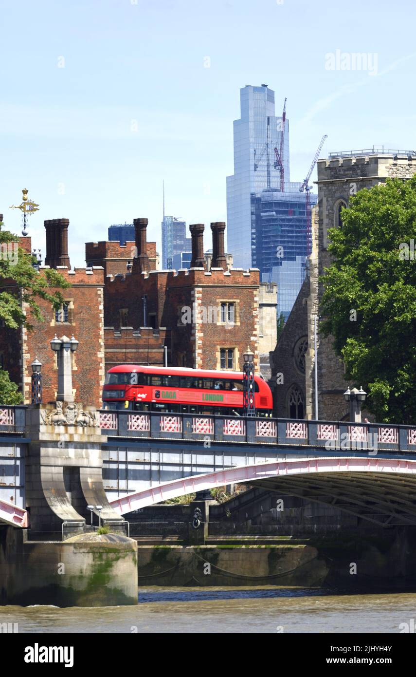 London, England, Großbritannien. Lambeth Palace, Lambeth Bridge und der NatWest Tower / Tower 42 von Millbank aus gesehen Stockfoto