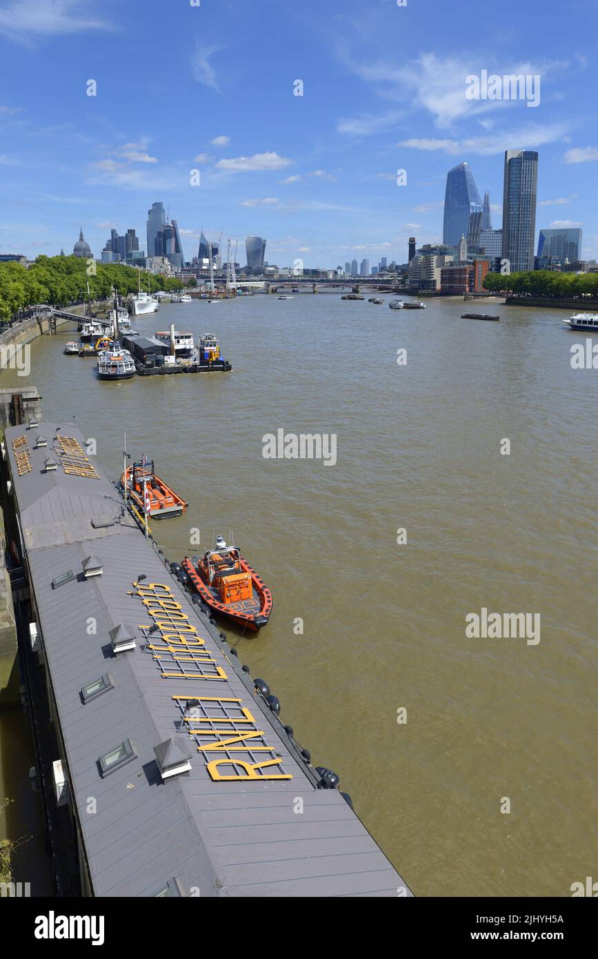London, England, Großbritannien. Tower Lifeboat Station an der Themse am Victoria Embankment bei der Waterloo Bridge - die verkehrsreichste Rettungsbootstation von RNLI Stockfoto