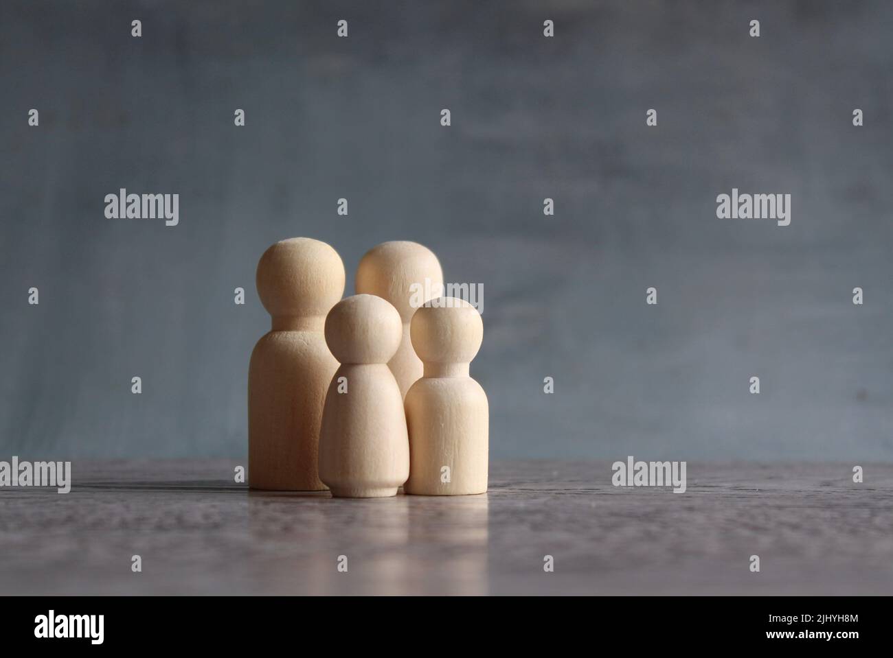 Familie Holzpuppen auf Holztisch mit Kopieplatz. Familienkonzept Stockfoto